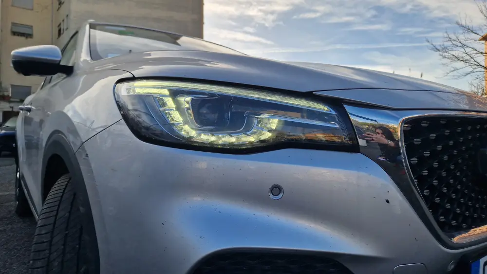 Immagine Fari auto allo xeno: illumina la strada con tecnologia all'avanguardia